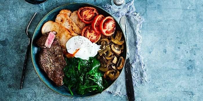 Näringsrik måltid med biff, ägg, potatis, tomat, svamp och spenat